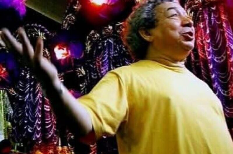 Recordar é viver e valorizar a memória e a trajetória de quem fez história no carnaval brasileiro: O carnavalesco Joãosinho Trinta no barracão da Grande Rio, em 2002, nos preparativos finais para mostrar na Sapucaí o enredo “Os Papagaios Amarelos Nas Terras Encantadas Do Maranhão”.