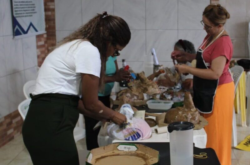 Oficina de Máscara de Fofão, ofertada pela UFMA, resgata tradição carnavalesca maranhense no bairro Sá Viana