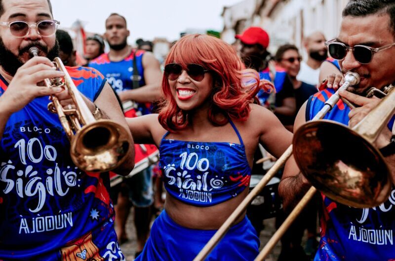 Samba do Professor e 100 Sigilo agitam a noite no Largo de Santo Antônio