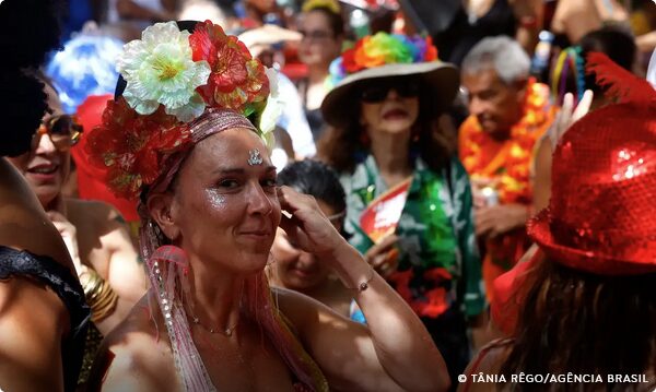 Retorno de investimento em carnaval é maior que em áreas da indústria. Economista Mariana Mazzucato destaca ainda benefícios sociais da festa.