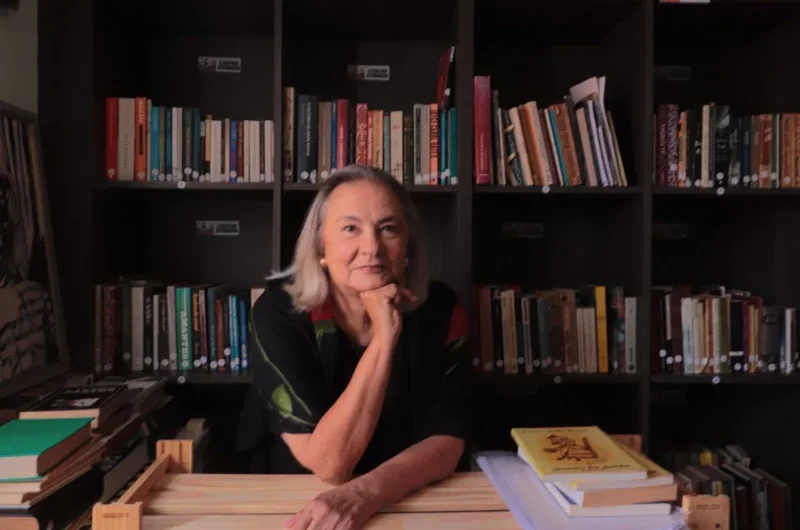 Laura Amélia Damous vai lançar livro de poemas na AML