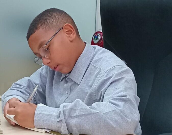 Pedro Aquilles de 12 anos lança livro neste sábado, 21, na Livraria AMEI