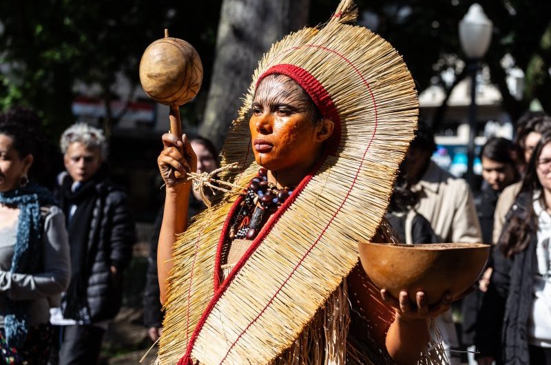 V Mostra Aquilombando Cenas – I Teia de Encantar Histórias Negras e Indígenas acontece de 06 a 09 de maio, em São Luís e no município de São José de Ribamar (MA), reunindo artistas negros e indígenas em uma programação gratuita voltada às artes cênicas.