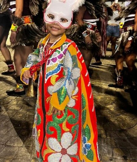 Aos 3 anos, pequena cazumbá ajuda a manter viva tradição de quatro gerações no Boi de Santa Fé