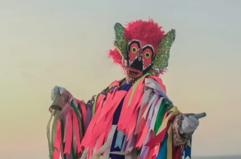 Exposição “Exuberantes Cazumbas” une misticismo, arte contemporânea e resistência cultural no MHAM