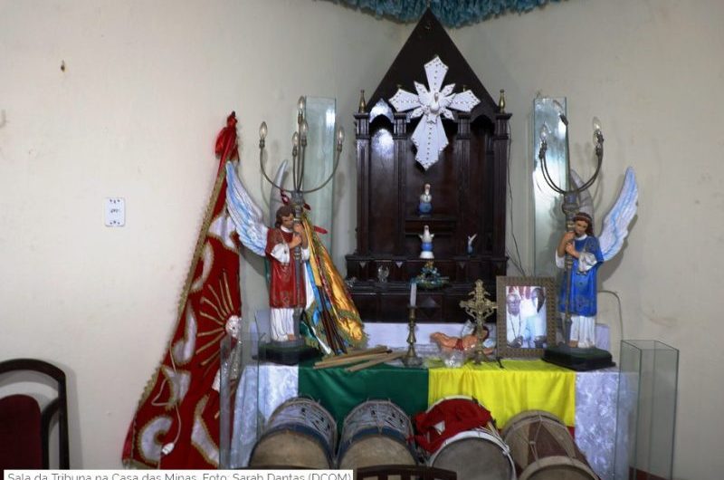 Projeto Minar transforma disciplina de Artes Visuais em ação de extensão na UFMA.   Iniciativa une pesquisa acadêmica e produção audiovisual para documentar o Festejo do Divino Espírito Santo na Casa das Minas.