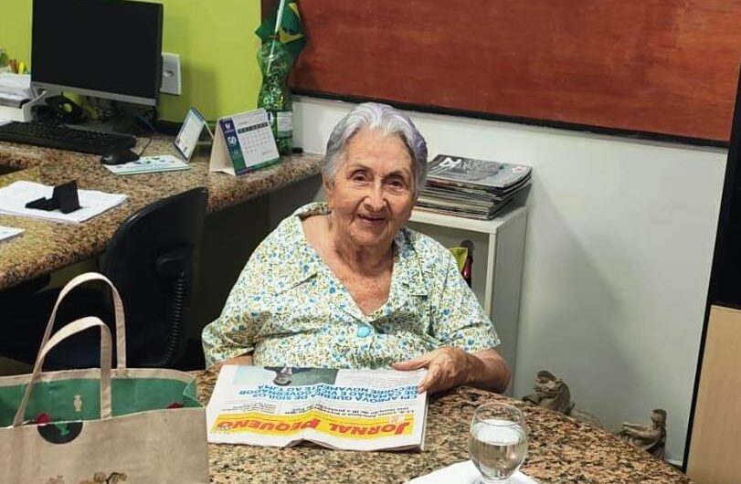 Aos 98 anos, Dona Enide Dino é leitora assídua do Jornal Pequeno. Uma imensa honra, alegria e motivação para todos nós que escrevemos a história do JP!