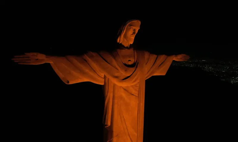 Cristo Redentor iluminado na cor laranja alerta contra o feminicídio