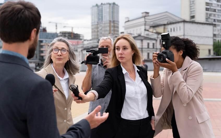 Mulheres ocupam metade das vagas de emprego formal no Jornalismo, mas desigualdade salarial persiste