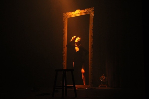 Monólogo “A Mulher no Espelho” será encenado dia 4 de novembro no Teatro Sesc