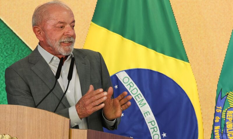 “Ato vergonhoso”, diz Lula sobre fuga de Flávio Bolsonaro