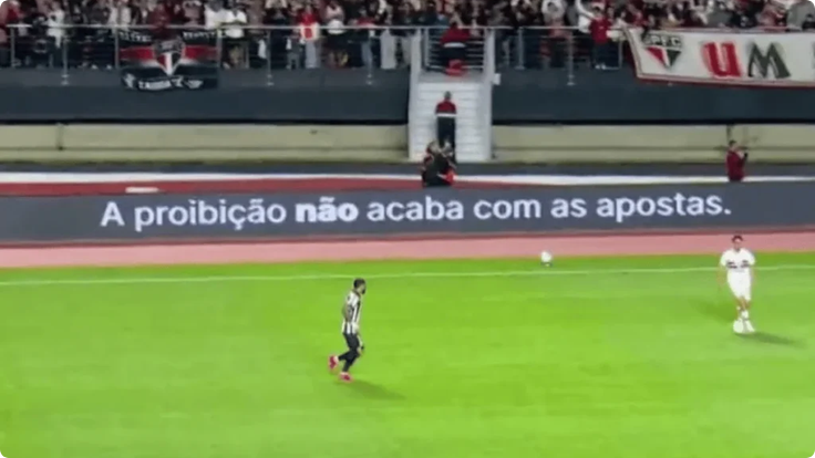 Clubes do Brasileirão fazem protesto em campo contra proibição das apostas esportivas. Os jogos da série A terão uma ação de protesto organizada pelos clubes e pelo setor de apostas.